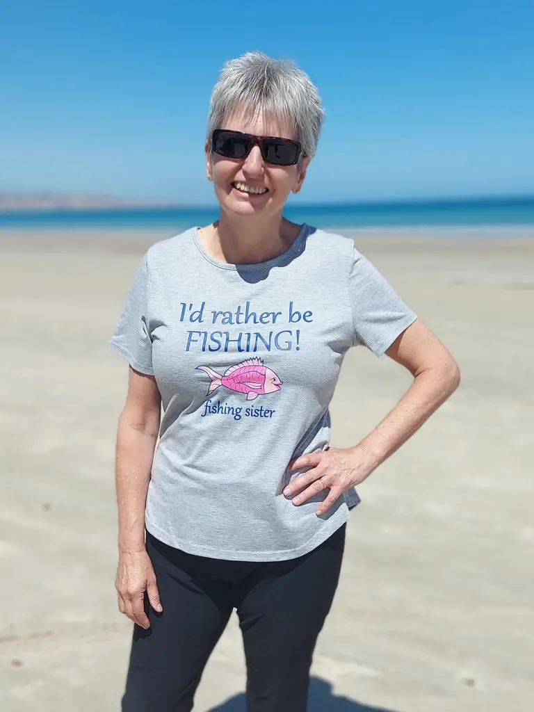 Picture of a grey women's t-shirt with "I'd rathe be fishing' text printed on it. If you click here you will be forwarded to the shop.